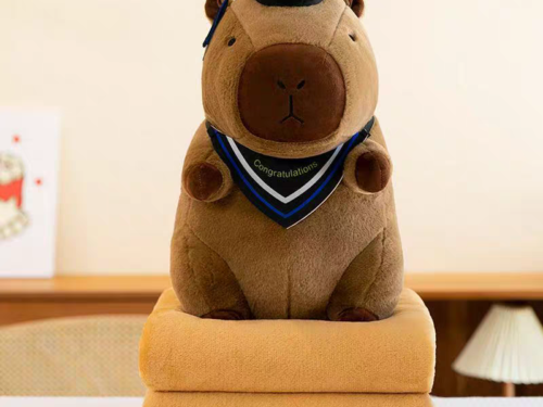 PELUCHE DE CAPIBARA CON COBIJA